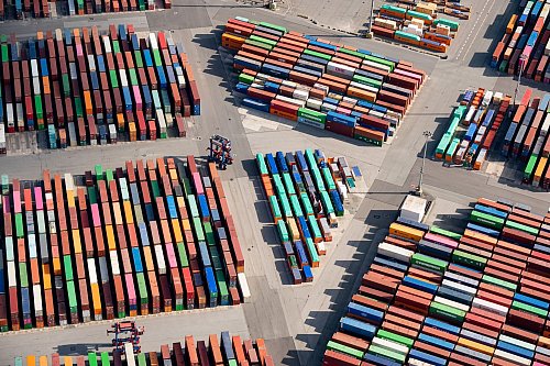 Die USA sind der zweitwichtigste Handelspartner des Hafens Hamburg. Der wichtigste ist China. (Archivbild) - © Daniel Reinhardt/dpa