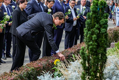 Ministerpräsident Hendrik Wüst (CDU) gedenkt der Opfer des Terroranschlags. - © Christoph Reichwein/dpa