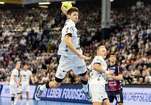 Lukas Zerbe erzielte in der Anfangsphase drei Treffer für den THW Kiel. - © Axel Heimken/dpa