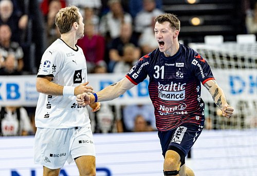 Flensburgs Emil Jakobsen feiert einen seiner Traffer. - © Axel Heimken/dpa