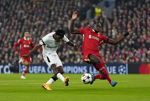 Wegen eines vorherigen Handspiels zählte das Tor von Jeremie Frimpong (links) nicht - © Peter Byrne/PA Wire/dpa
