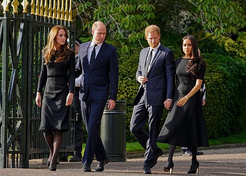 Galten einst als Traum-Quartett: Kate und William mit Harry und Meghan. (Archivbild) - © Martin Meissner/AP/dpa