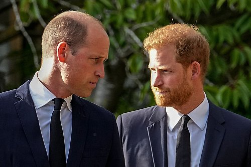 Haben sich angeblich seit langer Zeit nichts zu sagen: die Brüder William und Harry. (Archivbild) - © Martin Meissner/AP/dpa