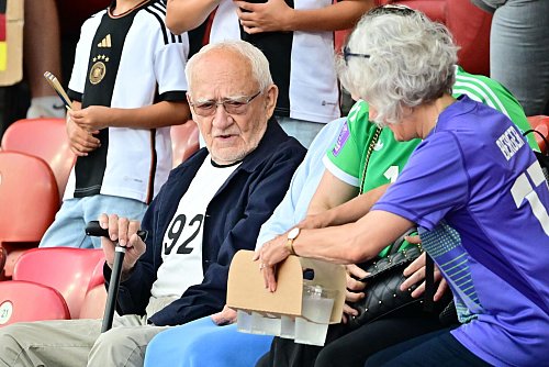 Ann-Katrin Bergers Opa Herbert auf der Tribüne im Letzigrund-Stadion - © Sebastian Christoph Gollnow/dpa