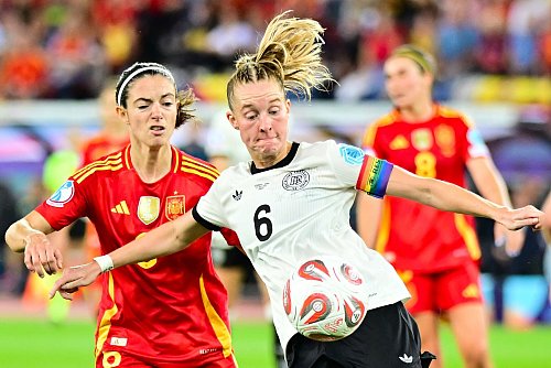 Deutsche Kapitänin gegen Weltfußballerin: Janina Minge (r.) gegen Aitana Bonmatí. - © Sebastian Christoph Gollnow/dpa