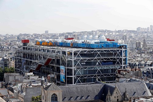 Blick auf das 1977 eröffnete Centre Pompidou in Paris. Das Museum schließt Ende 2025 wegen Renovierung bis voraussichtlich 2030. Die Arbeiten umfassen unter anderem die Entfernung von Asbest und die Installation neuer Aufzüge. - © Francois Guillot/AFP/dpa