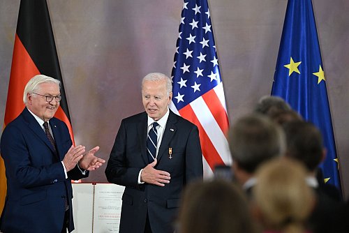 Biden erhielt den höchsten Verdienstorden der Bundesrepublik Deutschland durch Bundespräsident Steinmeier im Schloss Bellevue in Berlin. - © Soeren Stache/dpa