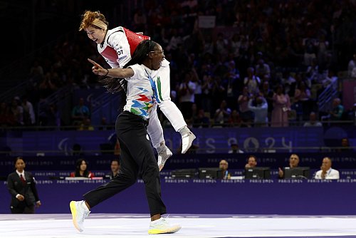 Zakia Khudadadi gewann die erste Medaille für das paralympische Flüchtlingsteam. - © Madeleine Mertens/AP/dpa