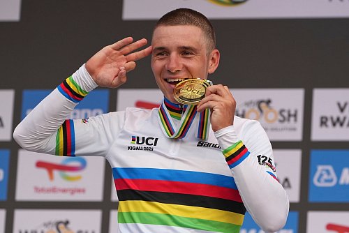 Dreimal Gold im Zeitfahren nacheinander: Der Belgier Evenepoel feiert seinen Sieg im Zeitfahren in Ruanda. - © Jerome Delay/AP/dpa
