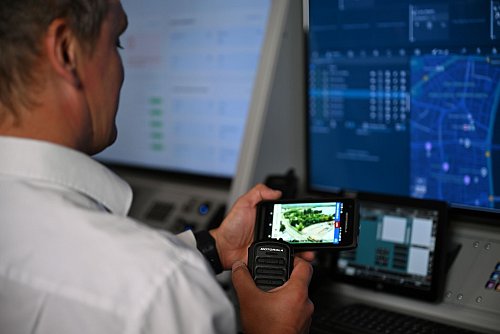 Bei der Digitalkonferenz Digital X zeigte die Telekom in einer simulierten Einsatzzentrale, wie ihr neues System für den Polizeifunk funktioniert. - © Wolf von Dewitz/dpa