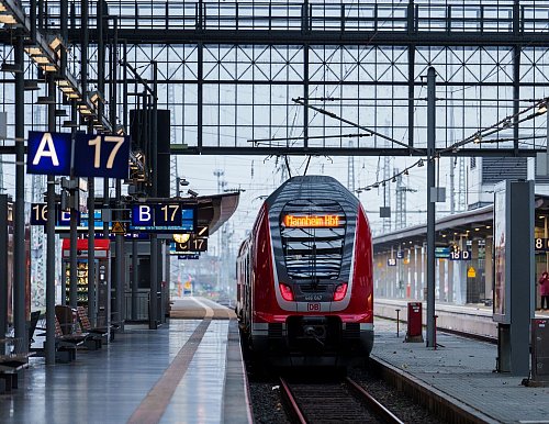 Alle Züge waren wieder über die Hauptstrecke - letzte Einschränkungen sollen zum 24. Dezember auslaufen. - © Andreas Arnold/dpa
