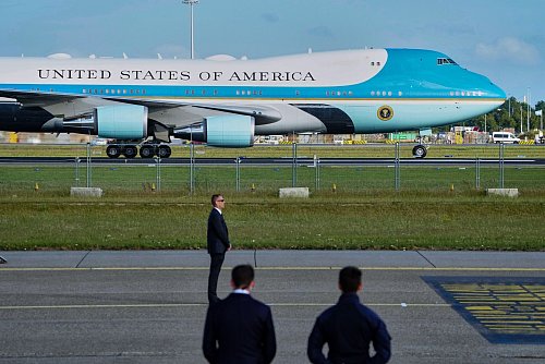 Das «Wall Street Journal» ist vom Weißen Haus von der Reise in der Air Force One mit Trump nach Schottland ausgeschlossen worden. - © Peter Dejong/AP/dpa