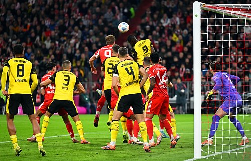 Harry Kane trifft für den FC Bayern per Kopf zum 1:0. - © Sven Hoppe/dpa