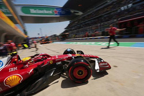 Ferrrari hofft mit Lewis Hamilton auf eine Steigerung. - © Andy Wong/AP/dpa