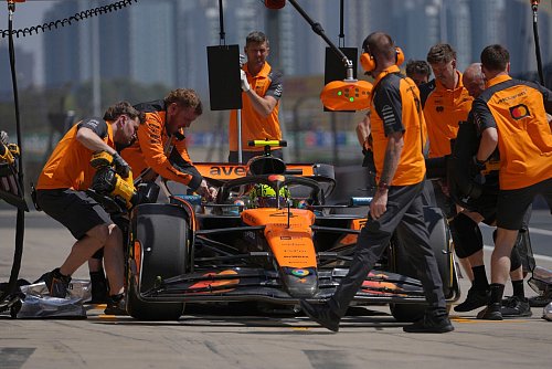 Lando Norris muss seine WM-Führung in China verteidigen. - © Andy Wong/AP/dpa