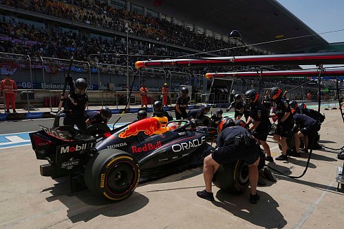 Für Max Verstappen ist die Rolle des Jägers eine ungewohnte. - © Andy Wong/AP/dpa