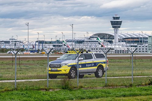 Die Bundespolizei sprach von zwei Drohnensichtungen im Bereich der Nord- und der Südbahn. - © Armin Weigel/dpa