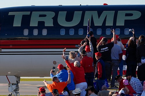 Trumps Anhänger jubeln dem Republikaner zu. (Archivbild) - © Julia Demaree Nikhinson/AP