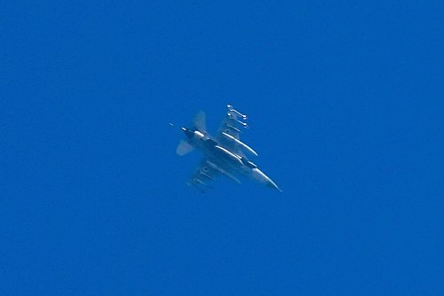 Die israelische Luftwaffe hat trotz der Waffenruhe mit der Hisbollah wieder Ziele im Libanon angegriffen. Damit sei auf Verletzungen der Waffenruhe durch Terroristen reagiert worden, teilte die israelische Armee mit. (Archivbild) - © Baz Ratner/AP/dpa