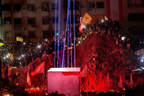 Der frühere Standort des Hauptquartiers der Hisbollah im Viertel Haret Hreik dürfte mit der Gedenkveranstaltung an Nasrallah bereits zu einer Art Schrein geworden sein. - © Hussein Malla/AP/dpa