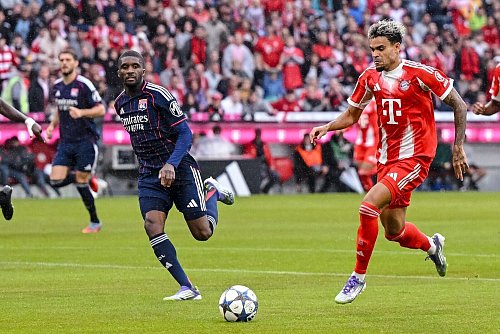 Luis Díaz (r) steht im Testspiel gegen Lyon erstmals für den FC Bayern auf dem Platz. - © Harry Langer/dpa