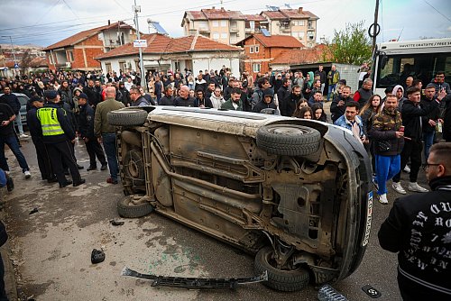 Aufgebrachte Bewohner im nordmazedonischen Kocani stürzten ein Fahrzeug des Diskothekenbesitzers um, in dessen Lokal es zu dem verheerenden Brand mit 59 Toten kam. - © Armin Durgut/AP/dpa