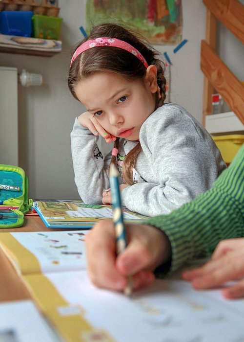 Routinen wirken sich positiv auf Erstklässler aus: So sollten Hausaufgaben immer zu einem festen Zeitpunkt gemacht werden. - © Mascha Brichta/dpa-tmn