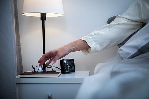 Gedanken aufschreiben oder lesen: Ein Abendritual signalisiert dem Körper, dass nun Zeit zum Herunterfahren ist. - © Christin Klose/dpa-tmn