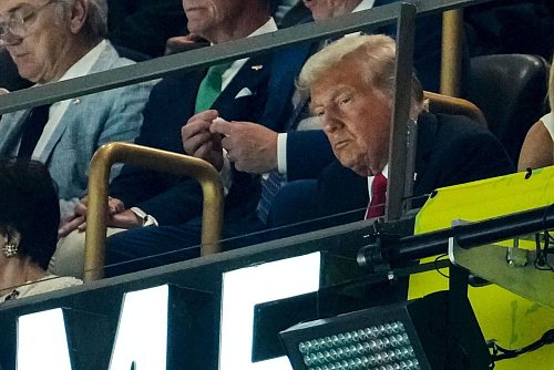 Als erster amtierender US-Präsident war Donald Trump live bei einem Super Bowl. - © Gerald Herbert/AP/dpa
