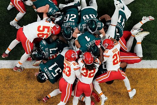 Der erste Touchdown von vielen: Jalen Hurts (Nummer eins) schiebt sich in die Endzone. - © Godofredo A. Vásquez/AP/dpa