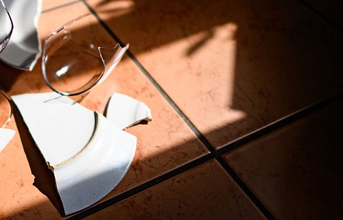 Gewalt in Partnerschaften betrifft auch Männer: Psychische und körperliche Übergriffe durch Frauen sind ein oft tabuisiertes Thema. - © Robert Michael/dpa