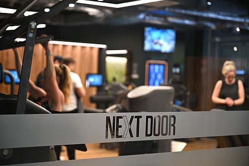 Menschen trainieren im personallosen Fitnessstudio Next Door - ein Angestellter des Studios ist nicht im Raum. - © Wolf von Dewitz/dpa