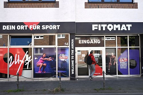 Mit der Handy-App kommen Kunden rein in das Fitnessstudio Fitomat. Kameras überwachen den Innenraum. - © Wolf von Dewitz/dpa