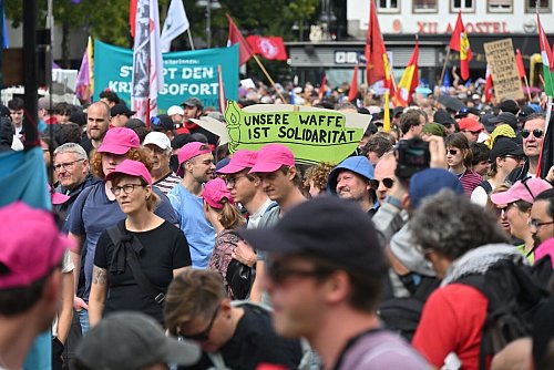 Die Teilnehmer hatten sich am Mittag am Heumarkt versammelt und zogen anschließend durch die Stadt. - © Henning Kaiser/dpa