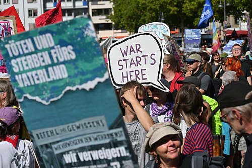 Das Antikriegs-Bündnis «Rheinmetall entwaffnen» hatte im Vorfeld mit Blockade-Aktionen auf sich aufmerksam gemacht. - © Henning Kaiser/dpa