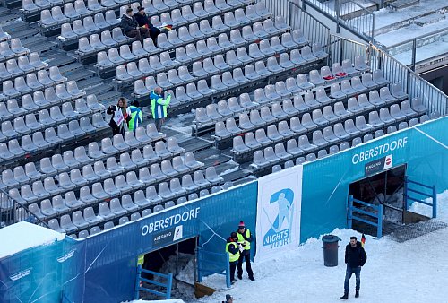 Die Tribünen waren bei der Two-Nights-Tour teilweise recht leer. - © Karl-Josef Hildenbrand/dpa