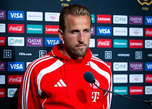 Harry Kane beantwortet Reporterfragen im Hard Rock Stadium. - © Sven Hoppe/dpa