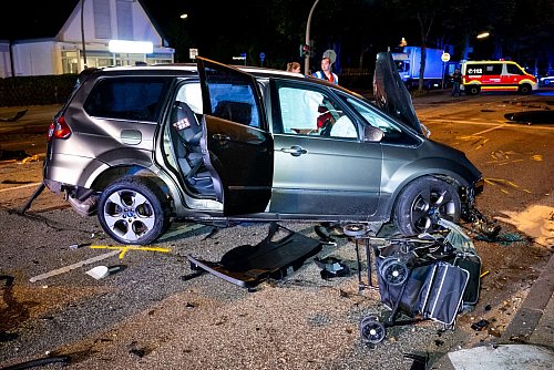 Bei dem Unfall in Hamburg-Billstedt wurde ein Zweijähriger tödlich verletzt. (Archivbild) - © Daniel Bockwoldt/dpa