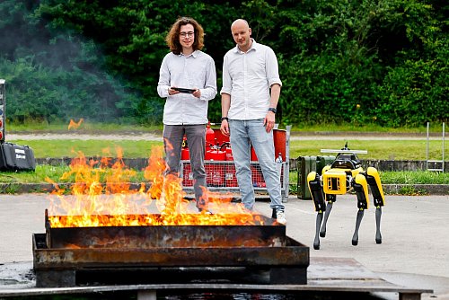 Informatiker Sören Pirk (rechts) leitet das Forschungsprojekt «Wildfire Twins» an der Kieler Christian-Albrechts-Universität. - © Frank Molter/dpa