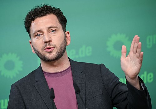 Mutlos findet Grünen-Chef Banaszak das schwarz-rote Bündnis. - © Britta Pedersen/dpa