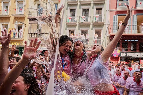 Es gibt nicht nur Stierläufe und -Kämpfe, sondern auch viel Party. - © Miguel Oses/AP/dpa