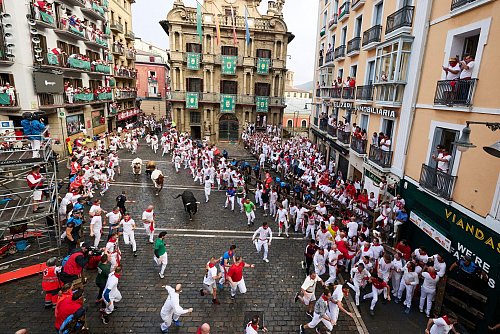 Das Fest in Pamplona dem Stadtheiligen San Fermín gewidmet. - © Miguel Oses/AP/dpa