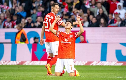 Mainz darf gegen Leverkusen auch mal jubeln: Jae-Sung Lee trifft. - © Torsten Silz/dpa