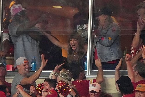 Wieder im Stadion der Kansas City Chiefs: Taylor Swift bejubelt einen Touchdown beim Saisonstart der NFL. - © Charlie Riedel/AP/dpa