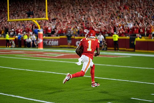 Xavier Worthy spielte erstmals in seiner Karriere in der NFL und erzielte gleich zwei Touchdowns für die Kansas City Chiefs. - © Charlie Riedel/AP/dpa