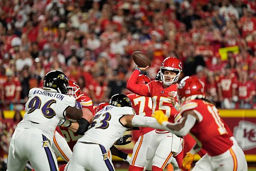 Patrick Mahomes führte die Kansas City Chiefs zu einem Auftaktsieg in der NFL - © Charlie Riedel/AP/dpa