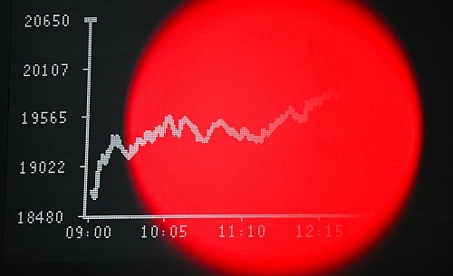 Aktien unterliegen Kursschwankungen, was sie weniger sicher macht. Dafür versprechen sie im Idealfall aber mehr Rendite. - © Arne Dedert/dpa/dpa-tmn