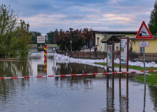 Das Wasser kommt einem Restaurant am Oderufer in Lebus gefährlich nahe - ein Wall aus Sandsäcken soll helfen. - © Patrick Pleul/dpa