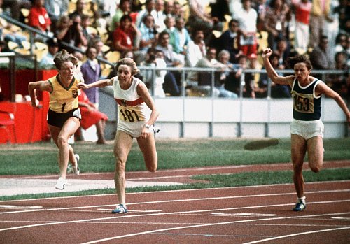 In Montreal holte Annegret Richter (M) 1976 über 100 Meter Olympia-Gold. - © Wilhelm Leuschner/dpa