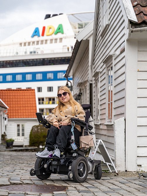 Vor allem Kreuzfahrten macht Lilli Schickel gern - die Schiffe von Aida Cruises etwa sind auf die Bedürfnisse von Rollstuhlfahrenden eingestellt. - © Jannik Linke/diese.lilli/Instagram/dpa-tmn